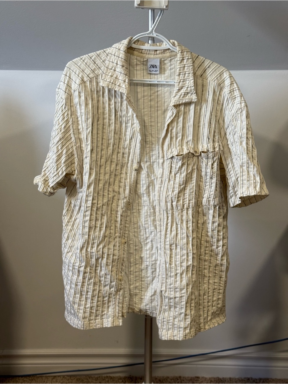 Zara Men’s Cream and Black Striped Short-Sleeve Button-Down Shirt